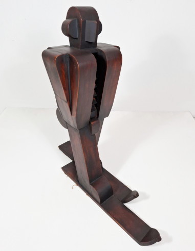 Cubist sculptur skier